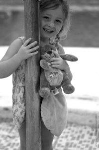 Photographie noir et blanc - Portrait d'une enfant - L'indispensable doudou