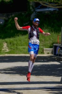 Dans la course de 27km du Trail du Grand Luberon, Julien LUCCHI (Cryothérapie Vaucluse), fini dans un dernier pas élancé sur l'arrivée et prend la deuxième place du podium.