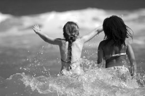Photographie Portrait N&B - Aventure d'enfants face aux vagues