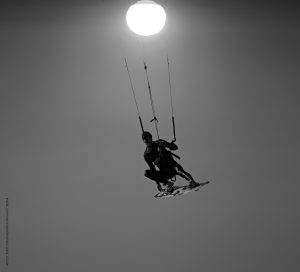 Photographie Sport N&B - KiteSurf Porquerolles - soleil couchant