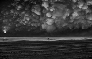 Photographie Artistique - fine art - noir et blanc - Courir sous les nuages cotonneux