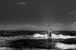 Photographie sport windsurf en version noir et blanc